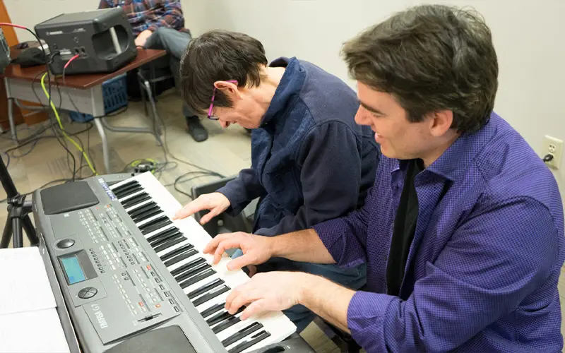 piano player teaching